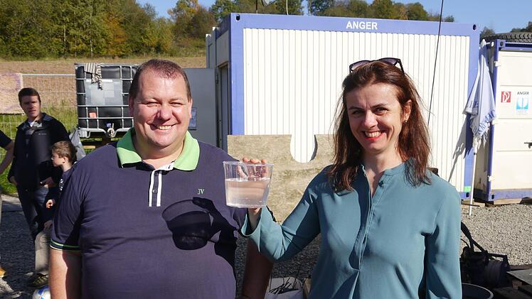 Bürgermeister Bernold Martin und Heike Kraus vom verantwortlichen Ingenieurbüro präsentieren stolz das neu erbohrte Trinkwasser für die Marktgemeinde Schondra. Foto: Oswald Türbl