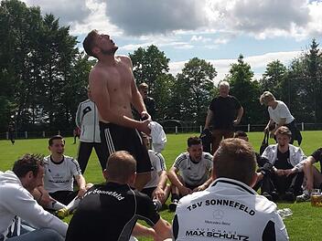 Ausgiebig jubelten die Spieler des TSV Sonnefeld, als sie die Meisterschaft in der Bezirksliga West und damit den Aufstieg in die Landesliga perfekt machten. Jetzt steht eine Fusion mit dem Ligakonkurrenten VfL Frohnlach zur Debatte. Vor allem deshalb, weil bei den "Blau-Weißen" aufgrund von personellen Engpässen sowohl im Spielerkader als auch im Funktionärsbereich "dunkle Wolken" aufziehen. Foto: CT-Archiv