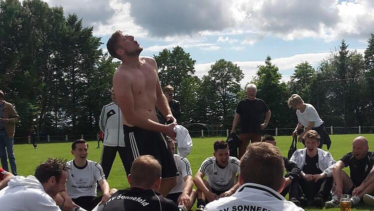 Ausgiebig jubelten die Spieler des TSV Sonnefeld, als sie die Meisterschaft in der Bezirksliga West und damit den Aufstieg in die Landesliga perfekt machten. Jetzt steht eine Fusion mit dem Ligakonkurrenten VfL Frohnlach zur Debatte. Vor allem deshalb, weil bei den "Blau-Weißen" aufgrund von personellen Engpässen sowohl im Spielerkader als auch im Funktionärsbereich "dunkle Wolken" aufziehen. Foto: CT-Archiv