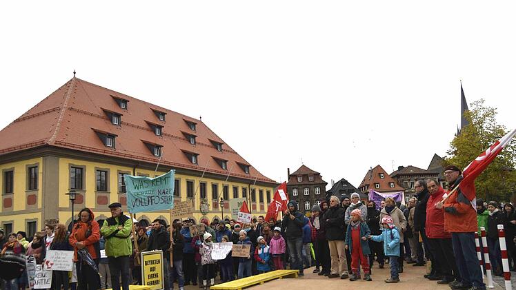 Viele Menschen mit bunte Fahnen säumten den Lichtenfelser Marktplatz. Fotos: Andreas Welz
