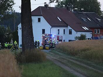 Die Scheune des Landwirts in Weickenreuth ist komplett abgebrannt. Das Stroh hat aus bisher noch ungeklärten Gründen Feuer gefangen. Foto: NEWS5 / Fricke