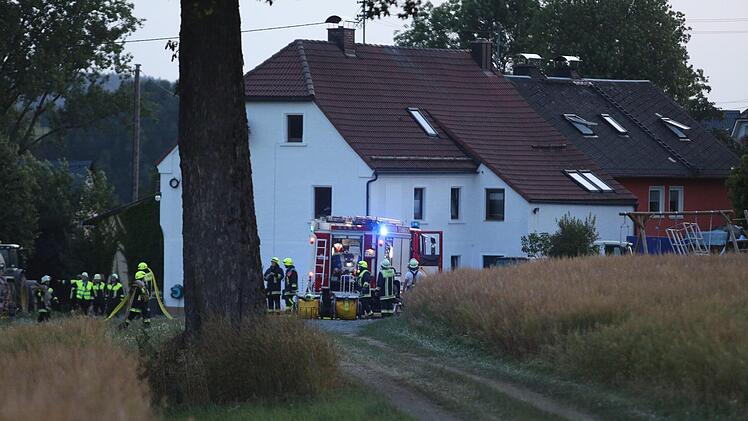 Die Scheune des Landwirts in Weickenreuth ist komplett abgebrannt. Das Stroh hat aus bisher noch ungeklärten Gründen Feuer gefangen. Foto: NEWS5 / Fricke