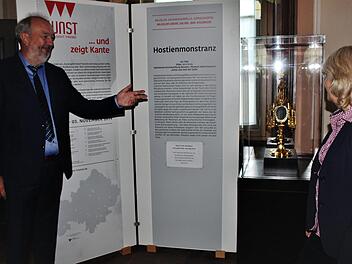 Experten unter sich. Klaus Vogt vom Museum "Kunst und Geist der Gotik" erläutert Museumschefin Annette Späth die Monstranz. Werner Vogel