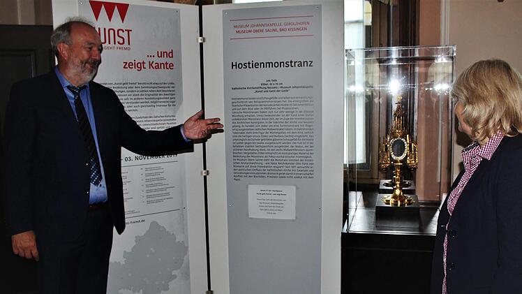 Experten unter sich. Klaus Vogt vom Museum "Kunst und Geist der Gotik" erläutert Museumschefin Annette Späth die Monstranz. Werner Vogel