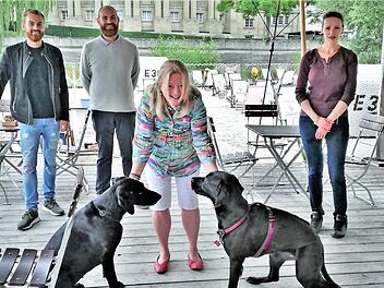 Die Hunde Nala (links) und Winnie freuten sich bei der Spenden&uuml;bergabe mit (von links) den Stadtstrand-Betreibern Johannes und Florian Griebel, Laboklin-Inhaberin Elisabeth M&uuml;ller sowie Christine Wirsching, Mitglied des Stiftungspr&auml;sidiums Tierheim Wannigsm&uuml;hle.