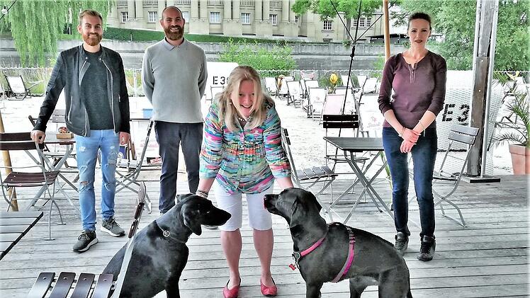 Die Hunde Nala (links) und Winnie freuten sich bei der Spendenübergabe mit (von links) den Stadtstrand-Betreibern Johannes und Florian Griebel, Laboklin-Inhaberin Elisabeth Müller sowie Christine Wirsching, Mitglied des Stiftungspräsidiums Tierheim Wannigsmühle.