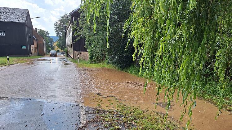 Landkreis Wunsiedel: Feuerwehr berichtet von zahlreichen Einsätzen - "Autos und keine Boote"