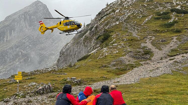 Luftrettung am Watzmann. Ob Leichtsinn oder Abenteuerlust zum Unfall f&uuml;hrte, spielt f&uuml;r die Bergretter keine Rolle.