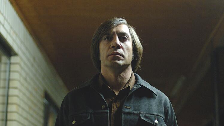 Chigurh (Javier Bardem) geht &uuml;ber Leichen.