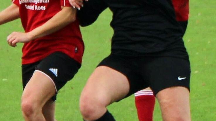 Carina Bäuerlein (TSV Castell) rennt sich an Großlangheims Libera Lisa Auer (rechts) fest.  Foto: Thomas