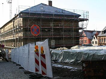 Stets im Blickfeld der Bürger: die Bauarbeiten am Dienstleistungszentrum in Iphofen.  Foto: Sabine Paulus