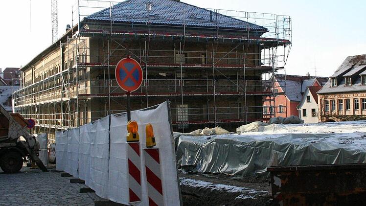 Stets im Blickfeld der Bürger: die Bauarbeiten am Dienstleistungszentrum in Iphofen.  Foto: Sabine Paulus