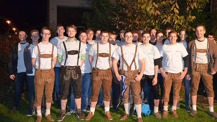 Die Burschen: Die unverheirateten Herren aus Gauaschach haben die "Kirwe" wiederbelebt.