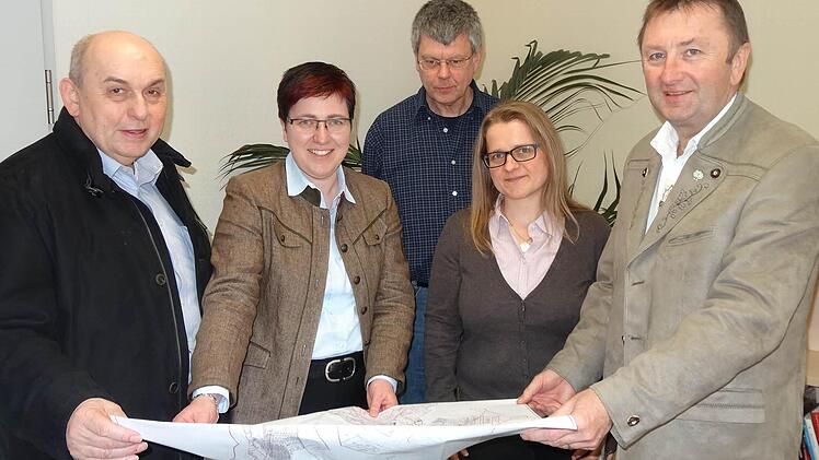 Die Kreuzbergallianz hat ein Büro mit der Innenentwicklung beauftragt, das mit Margit Trabert (4.v.l.) eine Beraterin eingestellt hat.Darüber freuen sich (v.l.) Wildfleckens Bürgermeister Alfred Schrenk, Oberelsbachs Bürgermeisterin Birgit Erb, Jochen Karl und Bischofsheims Bürgermeister Udo Baumann.  Foto: Marion Eckert