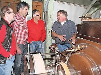 Der Stadtsteinacher Mühleninhaber Dirk Partheimüller zeigt den Bäckern Reinhard Müller, Heinrich Herz und Fritz Dumler, wie das Mehlhergestellt wird. Auch Innungsvorsitzender Ralf Groß aus Kulmbach ist bei der Mehl-Allianz dabei. Fotos: Sonja Adam