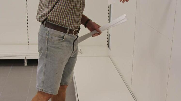 Anton Warta ist einer der freiwilligen Helfer - er baut Regale auf. Schon mehr als 200 Arbeitsstunden hat er investiert