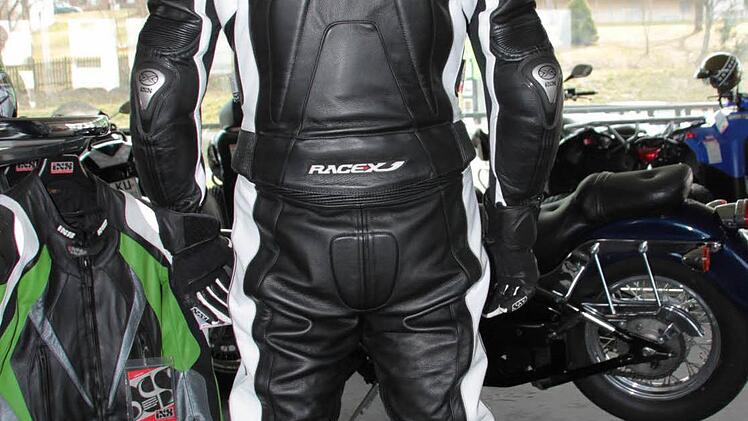 Protektoren schützen Rücken und die oberen Wirbel. Foto: Jürgen Gärtner