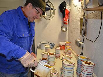 Nach vier bis acht Stunden ist das Wachs ausgehärtet. Ewald Hartmann holt mit seiner Enkelin Selina den Tannenbaum aus der Silikonform. Nach einem schlechten Bienenjahr musste der Hobbyimker aus Lauter in diesem Frühjahr mit neuen Völkern bei Null anfangen. Foto: Kathrin Kupka-Hahn