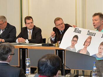 Verbotener Appell im Stadtrat: Ohne Erlaubnis ergriff Reinhold Grill im Stadtrat das Wort: "Hier geht es um meine Existenz und die meiner Familie" sagte er.  Foto: Ronald Rinklef