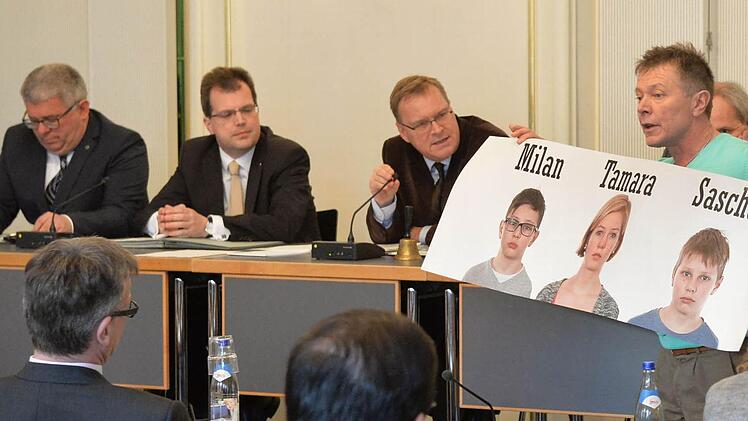 Verbotener Appell im Stadtrat: Ohne Erlaubnis ergriff Reinhold Grill im Stadtrat das Wort: "Hier geht es um meine Existenz und die meiner Familie" sagte er.  Foto: Ronald Rinklef