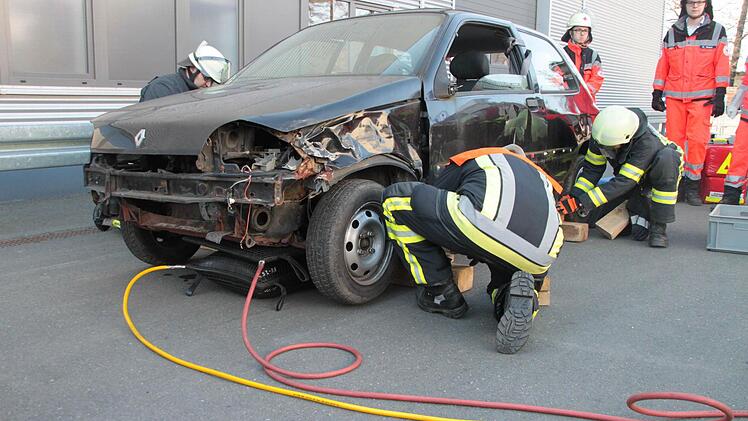 Die Kissen werden aufgepumpt und heben das Auto an. Foto: Jürgen Gärtner