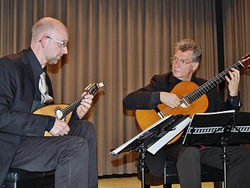 Die Musiker Steffen Trekel (Mandoline, links) und Michael Tröster (Gitarre) eröffneten den Bad Bockleter Musikfrühling. Foto: Sigismund von Dobschütz