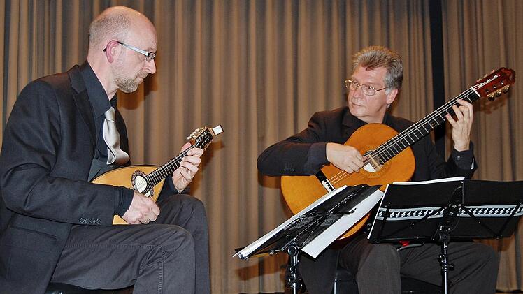 Die Musiker Steffen Trekel (Mandoline, links) und Michael Tröster (Gitarre) eröffneten den Bad Bockleter Musikfrühling. Foto: Sigismund von Dobschütz