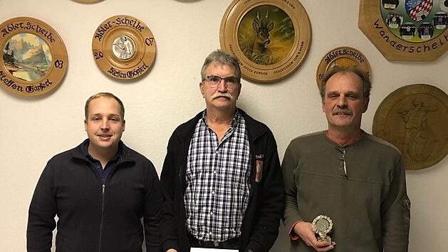 Vorsitzender Markus Lemberger, Manfred Hein (Gewinner Neujahrschie&szlig;en und Gro&szlig;kaliber-B&uuml;chsenschie&szlig;en), Martin Jungklaus (1. Platz Tiefschuss Gro&szlig;kaliber)