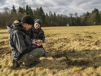 Nils Ostermeier (links) und Gerhard Morber dokumentieren akribisch die Funde am Osterrain. Foto: Jürgen Hüfner