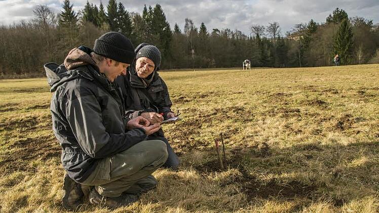 Nils Ostermeier (links) und Gerhard Morber dokumentieren akribisch die Funde am Osterrain. Foto: Jürgen Hüfner