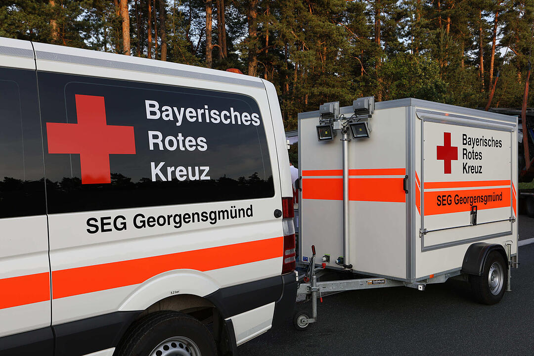 Kampf gegen die Zeit: Vollbeladener Autotransporter ŸberschlŠgt sich auf der A9 - Feuerwehr braucht anderthalb Stunden, um eingeklemmten Fahrer zu befreien