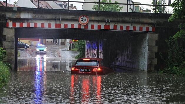 In der Moosstraße musste die Feuerwehr anrücken, um einen eigentlich ortskundigen Mann aus seinem BMW zu befreien. Foto: News5/Merzbach