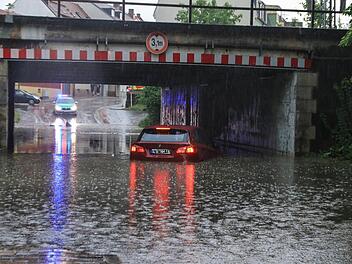 In der Moosstraße musste die Feuerwehr anrücken, um einen eigentlich ortskundigen Mann aus seinem BMW zu befreien. Foto: News5/Merzbach