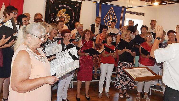 Auf eine eindrucksvolle musikalische Weltreise nahm der Gesangverein Neuenreuth mit seinem Dirigenten Manfred Bauriedel die Besucher mit. Fotos: Horst Wunner