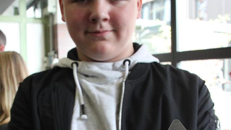 Stolz zeigt Luca Korn (12) seinen selbst angefertigten Flaschenöffner.Stephan Stöckel