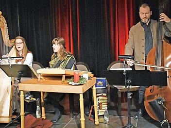 Mit ihrem Konzert im Gedenken an Jochen Hutzel beim Kulturamt Haßfurt live in der ausverkauften Rathaushalle in Haßfurt zündete die Haßfurter Stubenmusik für ihre begeisterten Zuhörer das Licht der Advents- und Weihnachtszeit an. Unser Bild zeigt (von links) Judith Hutzel-Weisel (Harfe, Gesang), Ruth Hümmer-Hutzel (Hackbrett, Akkordeon, Gesang) und Michael Weisel (Kontrabass, Gitarre, Gesang).  Foto: Ulrike Langer