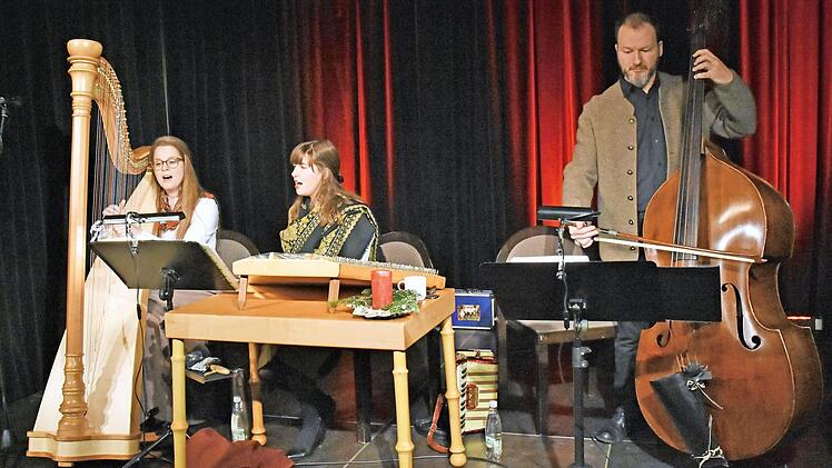 Mit ihrem Konzert im Gedenken an Jochen Hutzel beim Kulturamt Haßfurt live in der ausverkauften Rathaushalle in Haßfurt zündete die Haßfurter Stubenmusik für ihre begeisterten Zuhörer das Licht der Advents- und Weihnachtszeit an. Unser Bild zeigt (von links) Judith Hutzel-Weisel (Harfe, Gesang), Ruth Hümmer-Hutzel (Hackbrett, Akkordeon, Gesang) und Michael Weisel (Kontrabass, Gitarre, Gesang).  Foto: Ulrike Langer