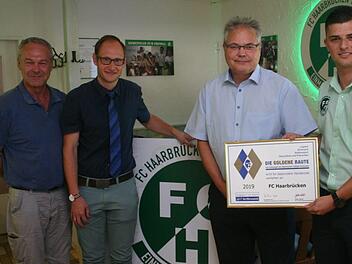 Ein bei weitem nicht allt&auml;gliche Auszeichnung wurde dem FC Haarbr&uuml;cken j&uuml;ngst zuteil. Durch den Bayerischen Fu&szlig;ballverband wurde ihm das G&uuml;tesiegel "Goldene Raute" verliehen. Von links: Oberb&uuml;rgermeister Frank Rebhan, Bastian B&uuml;ttner (Kreisehrenamtsbeauftragter des BFV), Thomas Unger (Bezirksvorsitzender BFV) und Simon Weber (Vorsitzender FC Haarbr&uuml;cken) Foto: Martin Rebhan