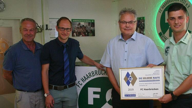 Ein bei weitem nicht allt&auml;gliche Auszeichnung wurde dem FC Haarbr&uuml;cken j&uuml;ngst zuteil. Durch den Bayerischen Fu&szlig;ballverband wurde ihm das G&uuml;tesiegel "Goldene Raute" verliehen. Von links: Oberb&uuml;rgermeister Frank Rebhan, Bastian B&uuml;ttner (Kreisehrenamtsbeauftragter des BFV), Thomas Unger (Bezirksvorsitzender BFV) und Simon Weber (Vorsitzender FC Haarbr&uuml;cken) Foto: Martin Rebhan