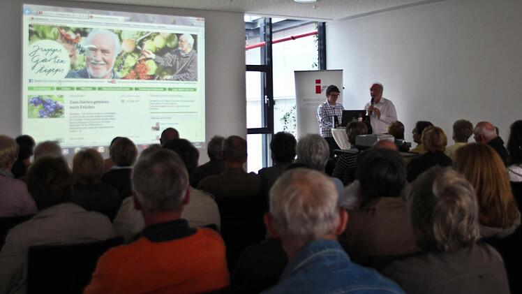 Unser Gartenexperte Jupp Schröder stellte sich am Donnerstagnachmittag im Verlagsgebäude des Fränkischen Tags den Fragen der Leser. (Foto: Christopher Schulz)