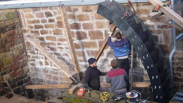 Das neue Mühlrad wird aufgebaut. Foto: privat