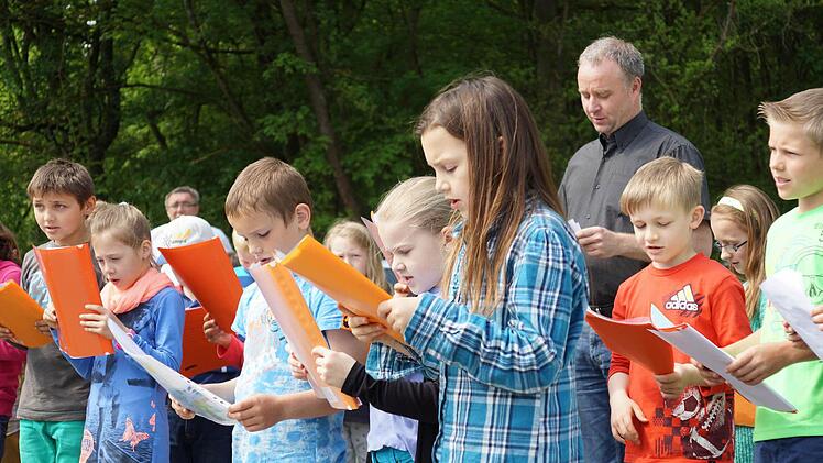 Die dritte Klasse aus Euerdorf singt ein Lied.