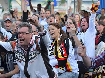 Jubelnde Fans beim Public Viewing am Stadtstrand. Nach dem Sieg zog dann ein Autocorso mit Hupkonzert durch die Stadt. Fotos: Peter Rauch