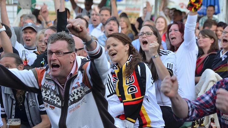 Jubelnde Fans beim Public Viewing am Stadtstrand. Nach dem Sieg zog dann ein Autocorso mit Hupkonzert durch die Stadt. Fotos: Peter Rauch