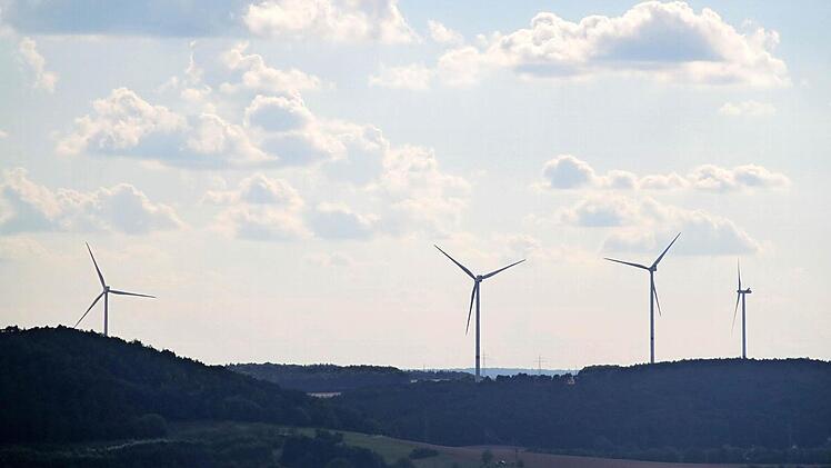 Die Windräder bei Burghausen von der Schlegelwarte aus gesehen.