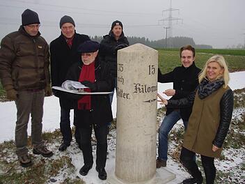 Restaurator Wilhelm Keim, Hans-Jürgen Woll, Leiter der Servicestelle Kronach des Staatlichen Bauamtes Bamberg, Roland Graf, Projektleiter Ralf Holzheimer, Kreisheimatpfleger Roland Wachter und Wilhelmsthals Bürgermeisterin Susanne Grebner freuen sich über die gelungenen Restaurierung des Kilometersteins.