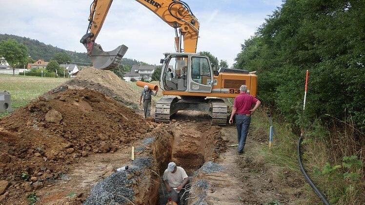 Ein Großteil der neuen Abwasserleitung kann auf freiem Feld verlegt werden.