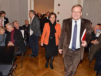 Sozialministerin Emilia Müller (CSU), hier links neben OB Andreas Starke (SPD) warb im Stadtrat um Zustimmung für die Erweiterung des Aufnahmezentrum. Das wird nun deutlich erweitert, doch Bamberg erhält im Gegenzug Vergünstigungen.   Fotos: Ronald Rinklef