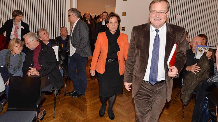 Sozialministerin Emilia Müller (CSU), hier links neben OB Andreas Starke (SPD) warb im Stadtrat um Zustimmung für die Erweiterung des Aufnahmezentrum. Das wird nun deutlich erweitert, doch Bamberg erhält im Gegenzug Vergünstigungen.   Fotos: Ronald Rinklef