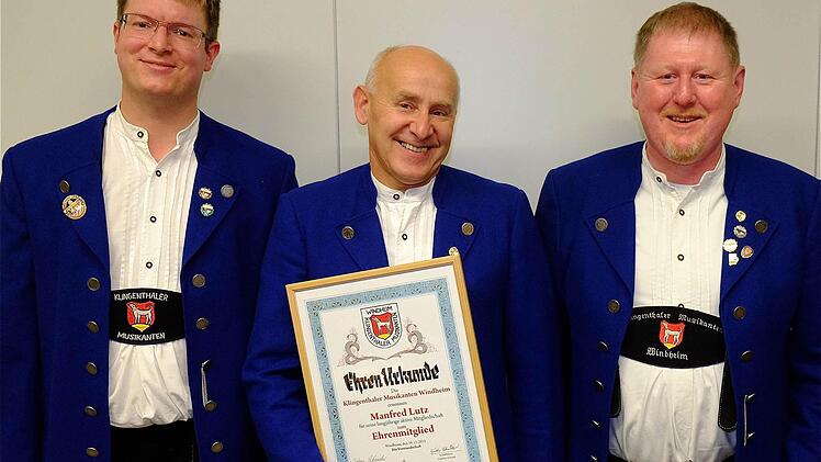 Vorsitzender Jürgen Schühler (rechts) und 2. Vorsitzender Tobias Schneider (links) gratulierten Manfred Lutz zur Ehrenmitgliedschaft.. Foto: Gerd Schaar